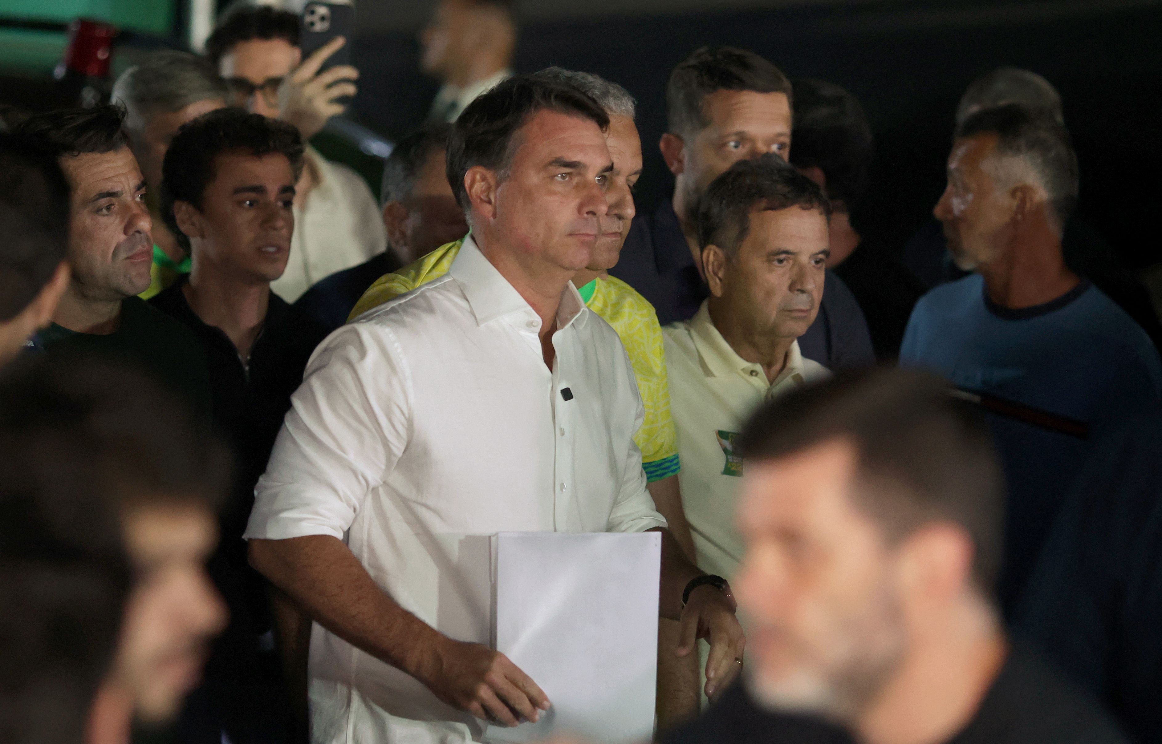 Flávio Bolsonaro saiu do Brasil? Entenda o que se sabe sobre possível ida de senador para a Argentina